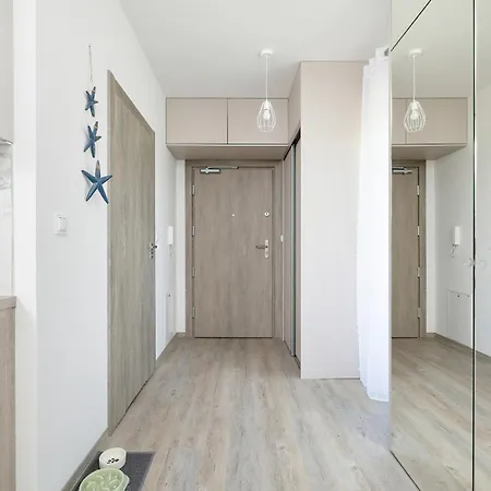 Nowoczesne Studio Z Ogrodkiem 550 M Od Plazy By Renters Сянозеты