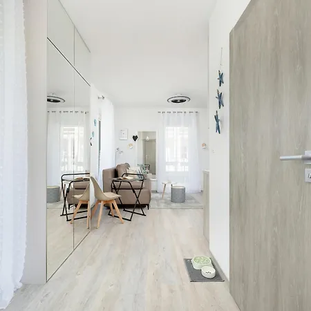 Nowoczesne Studio Z Ogrodkiem 550 M Od Plazy By Renters