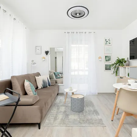 Nowoczesne Studio Z Ogrodkiem 550 M Od Plazy By Renters *